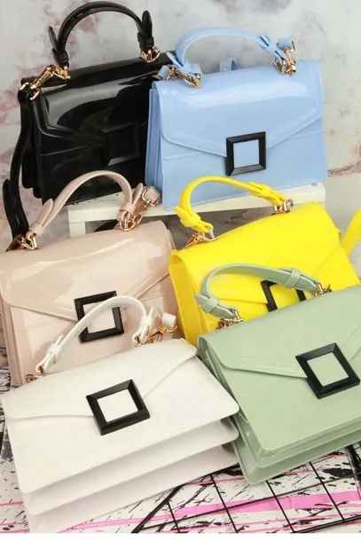 torebka-damska-na-ramie-plec-produkt-damski