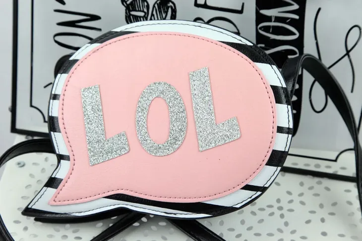 torebka-torebeczka-kolor-bialy-czarny-odcienie-rozu-odcienie-szarosci-i-srebra