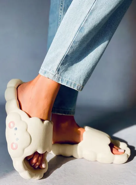 klapki-chmurki-cloud-beige-36-37-wysokosc-brak-informacji