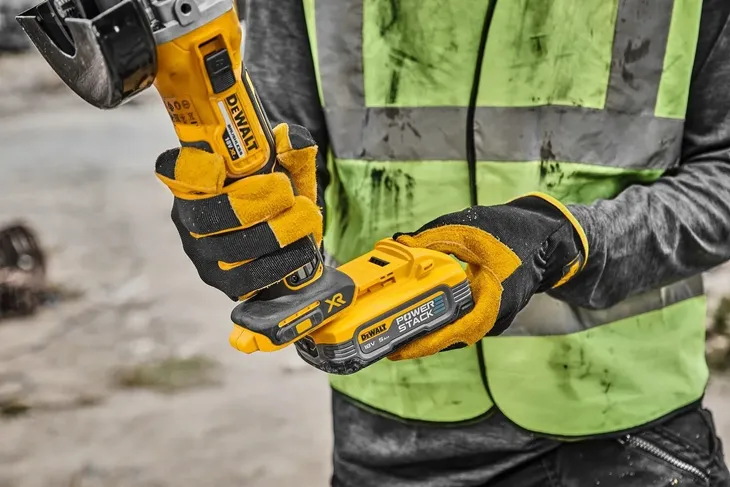dewalt-szlifierka-katowa-18v-powerstack-dcg405h2t-napiecie-zasilania-18-v