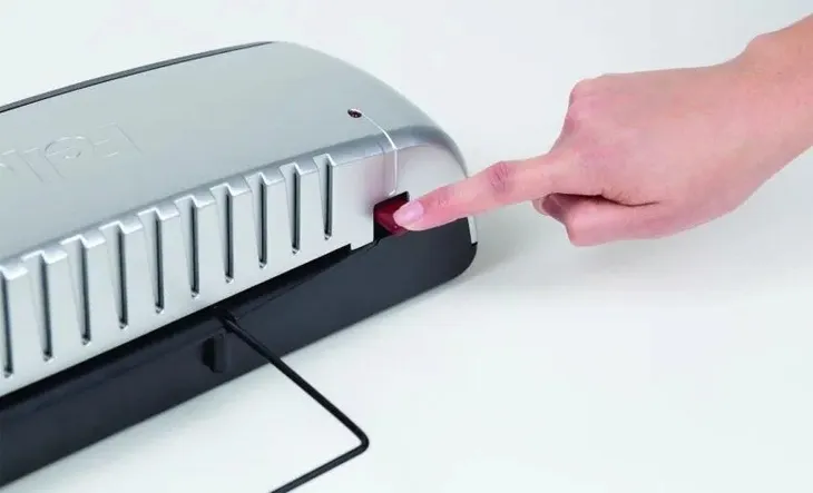 laminator-fellowes-saturn-3i-a4-rodzaj-laminacji-na-goraco-czas-nagrzewania-1-min