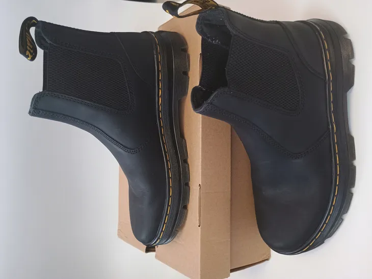 botki-dr-martens-czarne-zapiecie-inne