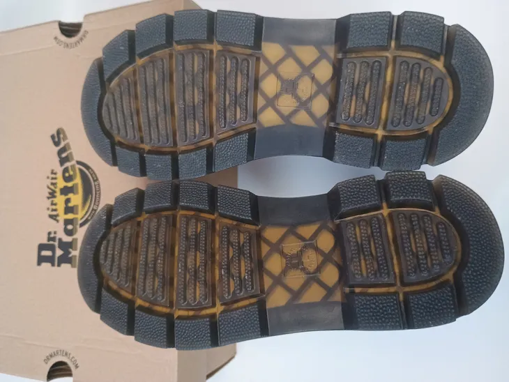 botki-dr-martens-czarne-wzor-dominujacy-inny-wzor-brak