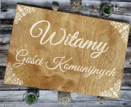 tablica-drewniana-witamy-gosci-komunijnych-personalizowana