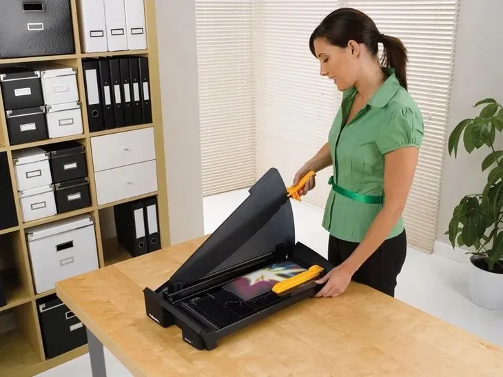 gilotyna-fellowes-stellar-a3-waga-z-opakowaniem-4-6-kg