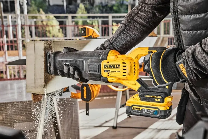 dewalt-pila-szablasta-18v-powerstack-dcs386h2t-predkosc-skokowa-3000-1-min