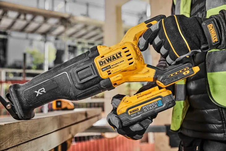 dewalt-pila-szablasta-18v-powerstack-dcs386h2t-napiecie-akumulatora-18-v