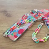 etui-z-lancuszkiem-do-iphone-13-mini-wzorem-material-tworzywo-sztuczne