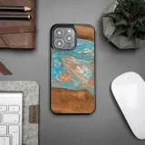 etui-bewood-unique-iphone-13-pro-planets-saturn-stan-nowy