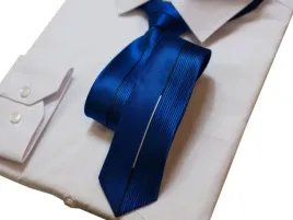 elegancki-sledzik-w-kolorze-chabrowym-pionowe-czarne-paski