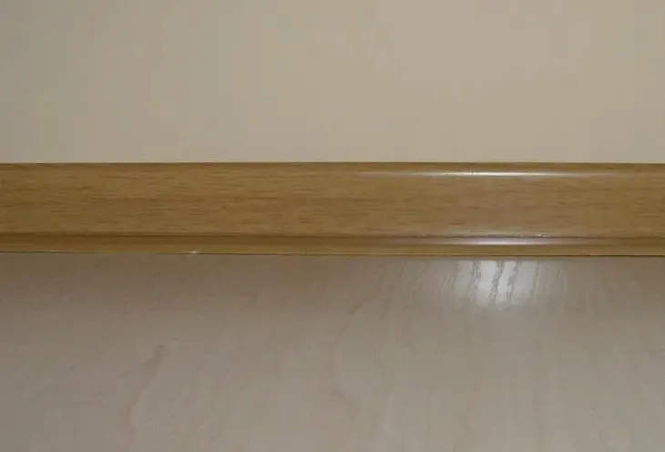 listwa-narozna-scienna-przypodlogowa-pcv-dlugosc-1-cm