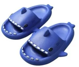 smieszne-klapki-antyposlizgowe-rekin-shark-kapcie