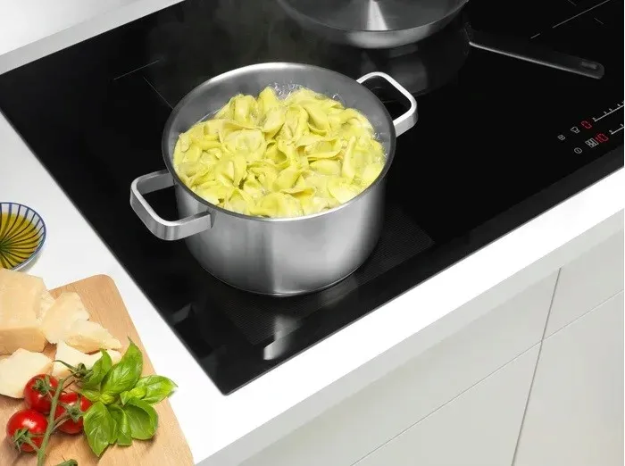 zestaw-garnkow-electrolux-e3ss