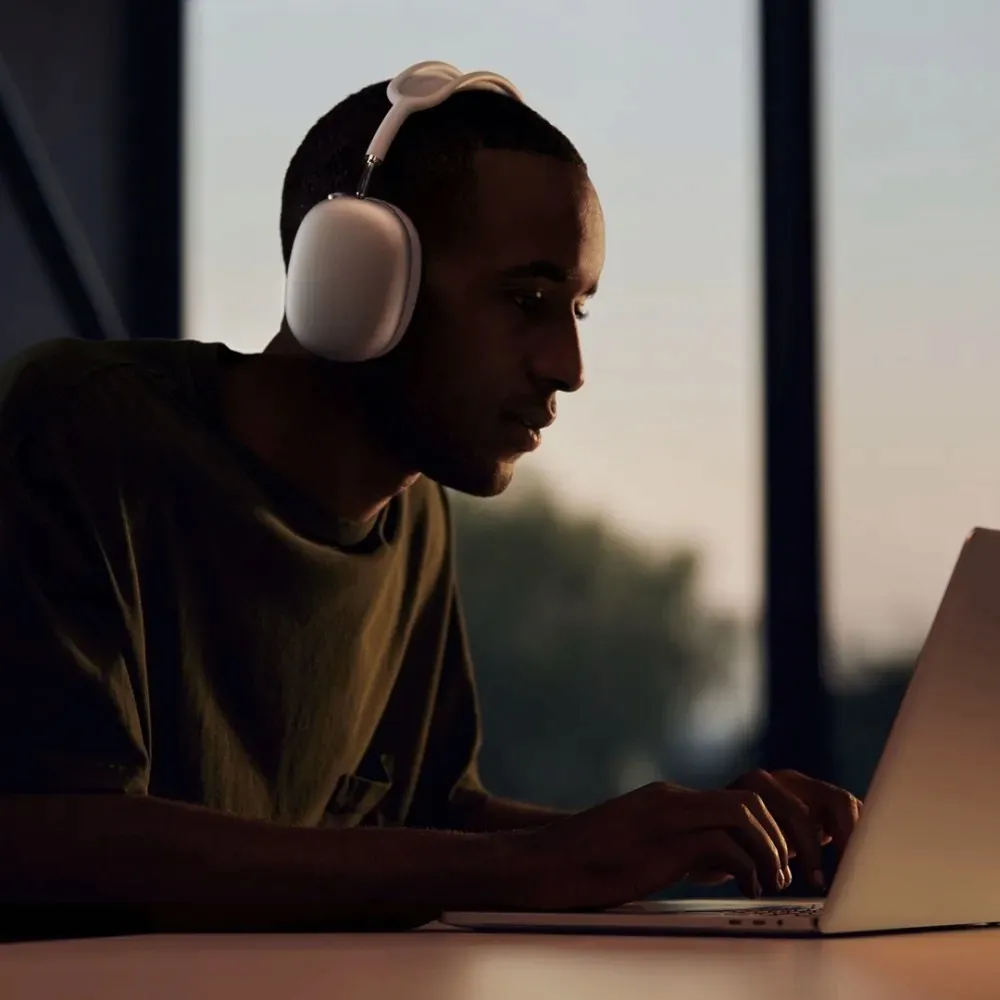 apple-airpods-max-space-gray