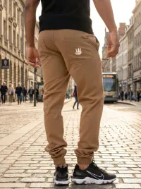 spodnie-meskie-materialowe-jogger-jigga-wear-crown-jasno-brazowe
