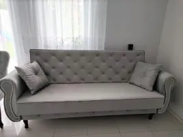 sofa-do-salonu-rozkladana-kanapa-pikowana-guzikami-z-funkcja-spania-tapczan