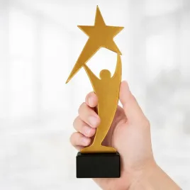 statuetka-metalowa-zlota-gwiazda-triumfu-symbol-wyjatkowego-sukcesu-21-cm