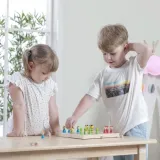viga-drewniana-gra-ludo-chinczyk-material-plastik