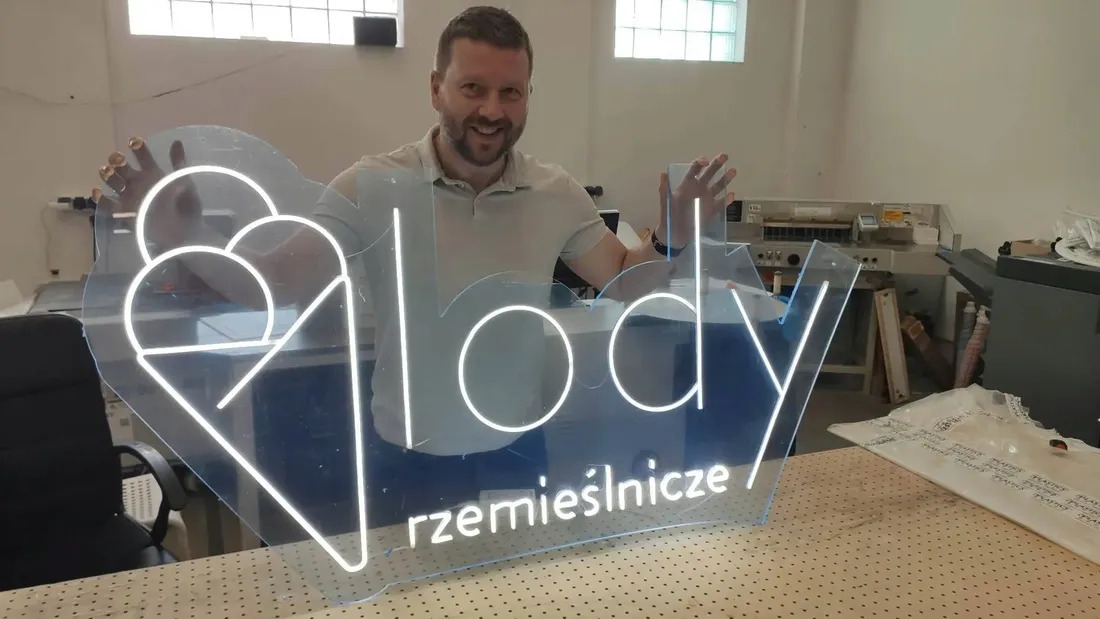 neon-led-dekoracja-scienna-komputerowy-58x48-plexi-stan-nowy