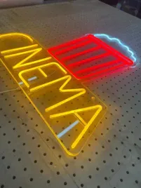 neon-led-dekoracja-scienna-kino-60x60-plexi