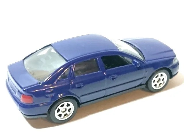 samochod-welly-audi-a4-niebieski