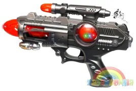 kosmiczny-pistolet-i-lsniaca-zbroja