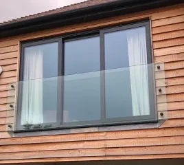 balustrada-szklana-na-balkon-francuski