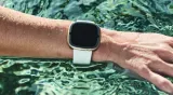 smartwatch-fitbit-sense-2-zloty-czujniki-akcelerometr