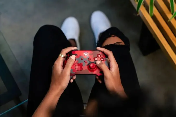 kontroler-microsoft-xbox-series-x-camo-czerwony-sposob-podlaczenia-bezprzewodowy