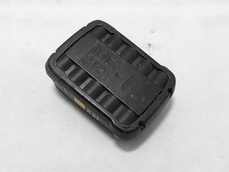 akumulator-bosch-18-v-2-ah-zawiera-baterie-tak