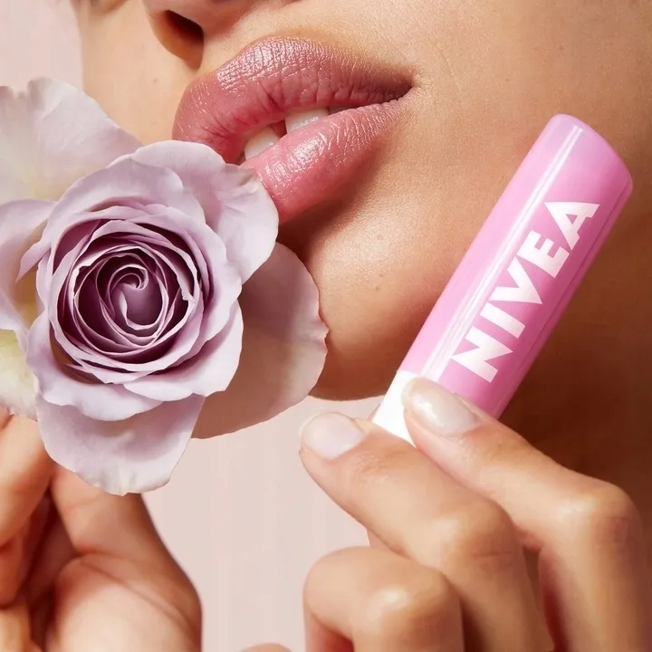 nivea-soft-rose-pielegnujaca-pomadka-do-ust-48g