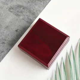 czerwone-pudelko-opakowanie-na-monety-kolekcjonerskie-do-40mm-prezent-dikom