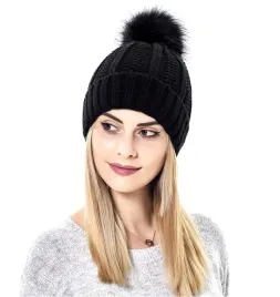czapka-z-pomponem-czarna-bardzo-ciepla-z-polarem