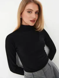 czarny-golf-z-ozdobnymi-guzikami-mohito-s