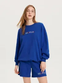 niebieska-bluza-oversize-z-haftem-z-przodu-reserved-s