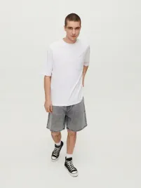 szare-szorty-jeansowe-z-efektem-sprania-house-29