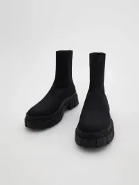 czarne-botki-z-gruba-podeszwa-reserved-38