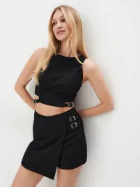 czarny-dopasowany-top-z-metalowymi-detalami-mohito-m