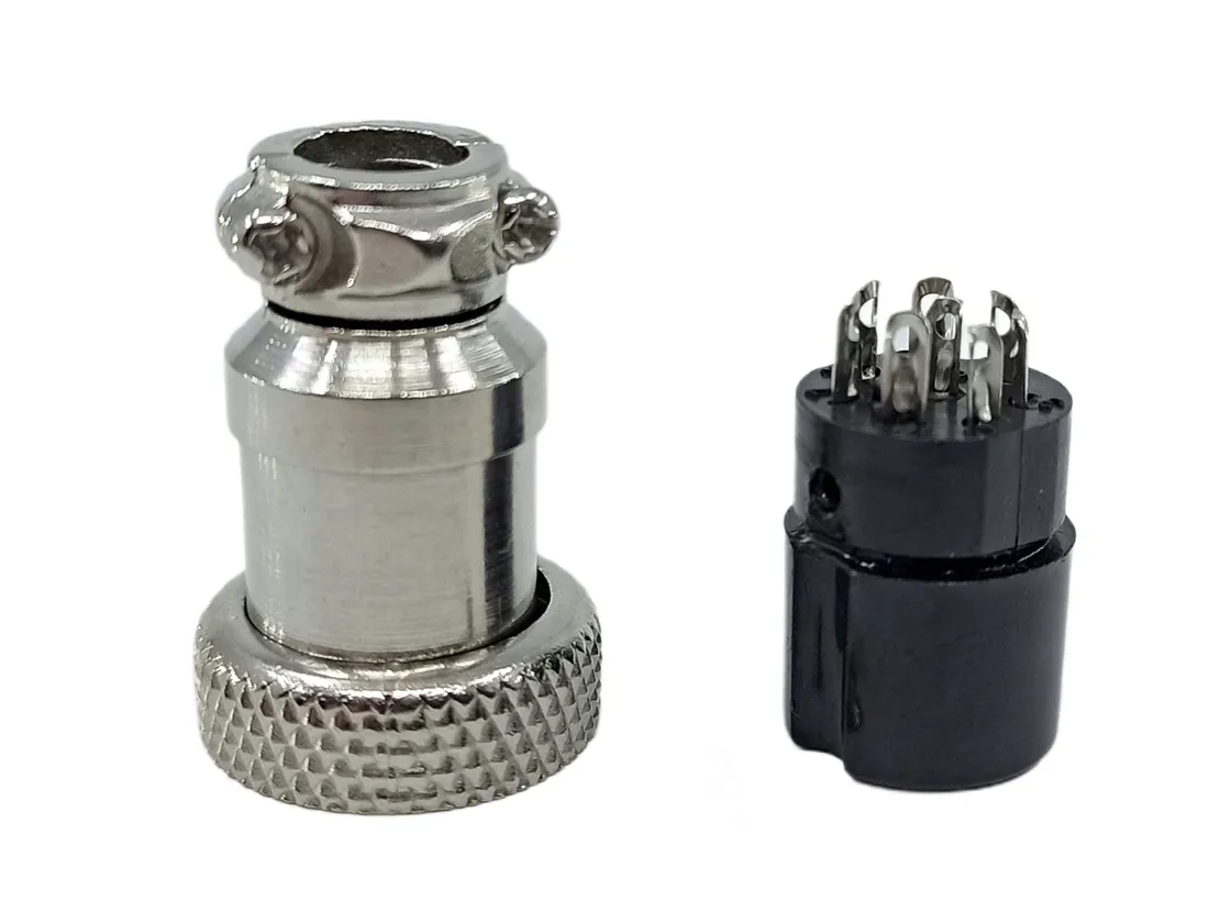 wtyk-mikrofonowy-8-pin-prosty