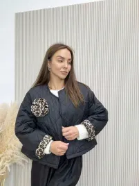 stylowa-kurtka-pikowana-z-ozdoba-panterka