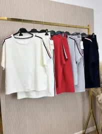 modny-komplet-damski-t-shirt-spodnica