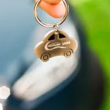 brelok-metalowy-auto-srebrny-stan-nowy