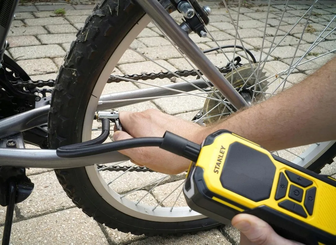 stanley-kompresor-akumulatorowy-10bar-powerbank-usb-latarka-led-sxif0101