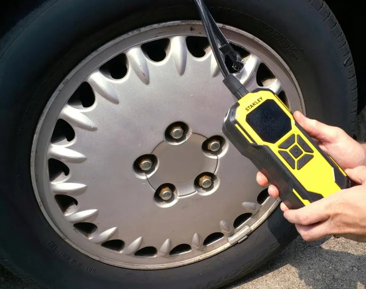 stanley-kompresor-akumulatorowy-10bar-powerbank-usb-latarka-led-sxif0101-stan-nowy-cisnienie-maksymalne-10-bar