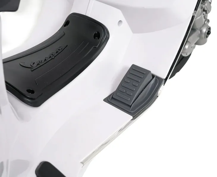 skuter-vespa-roma-bialy-na-akumulator-dla-dzieci-gratisy-stan-nowy-kolor-bialy