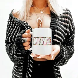 kubek-bialy-upominek-dla-niego-logo-marvel