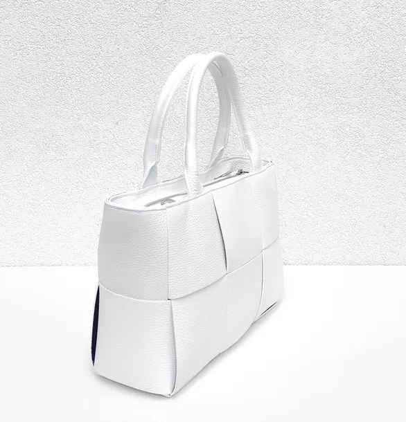 biala-torebka-shopperka-do-reki-material-dominujacy-skora-naturalna