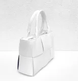 biala-torebka-shopperka-do-reki-material-dominujacy-skora-naturalna