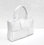 biala-torebka-shopperka-do-reki-kolekcja-wiosna-lato-2025