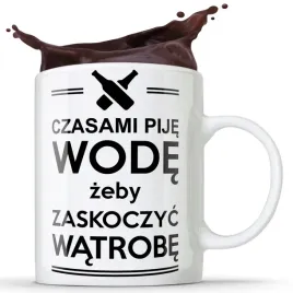 kubek-czasami-pije-wode-zeby-zaskoczyc-watrobe
